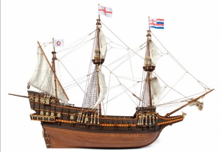 12003 - Golden Hind 1:85